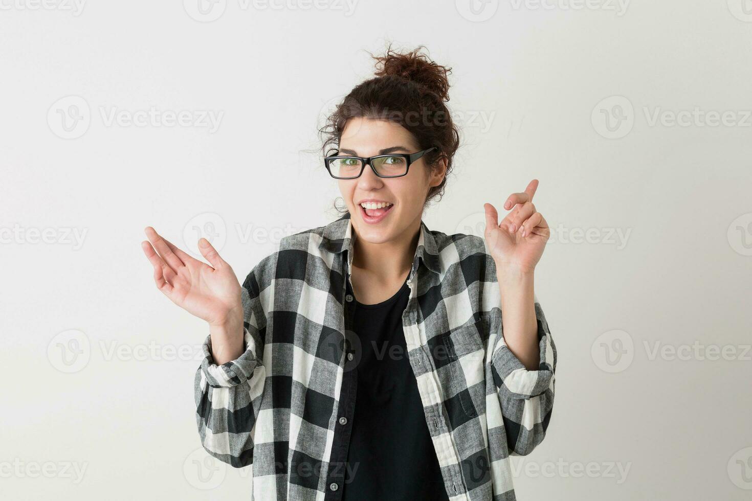 Porträt von jung Hipster ziemlich Frau im kariert Hemd foto