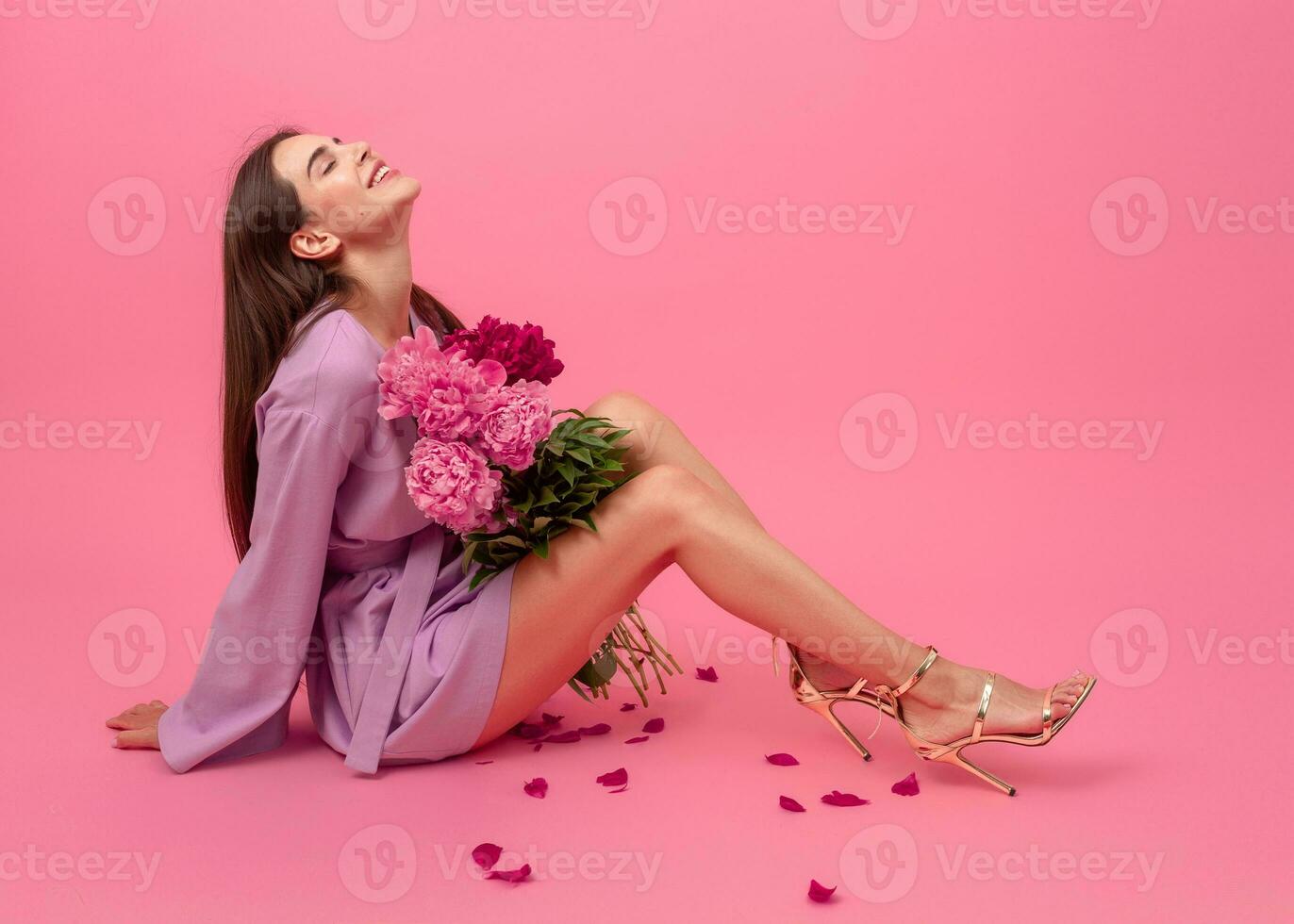 Frau Stil auf Rosa Hintergrund foto