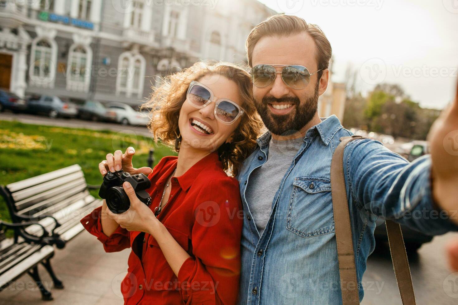 Mann und Frau auf romantisch Ferien Gehen zusammen foto