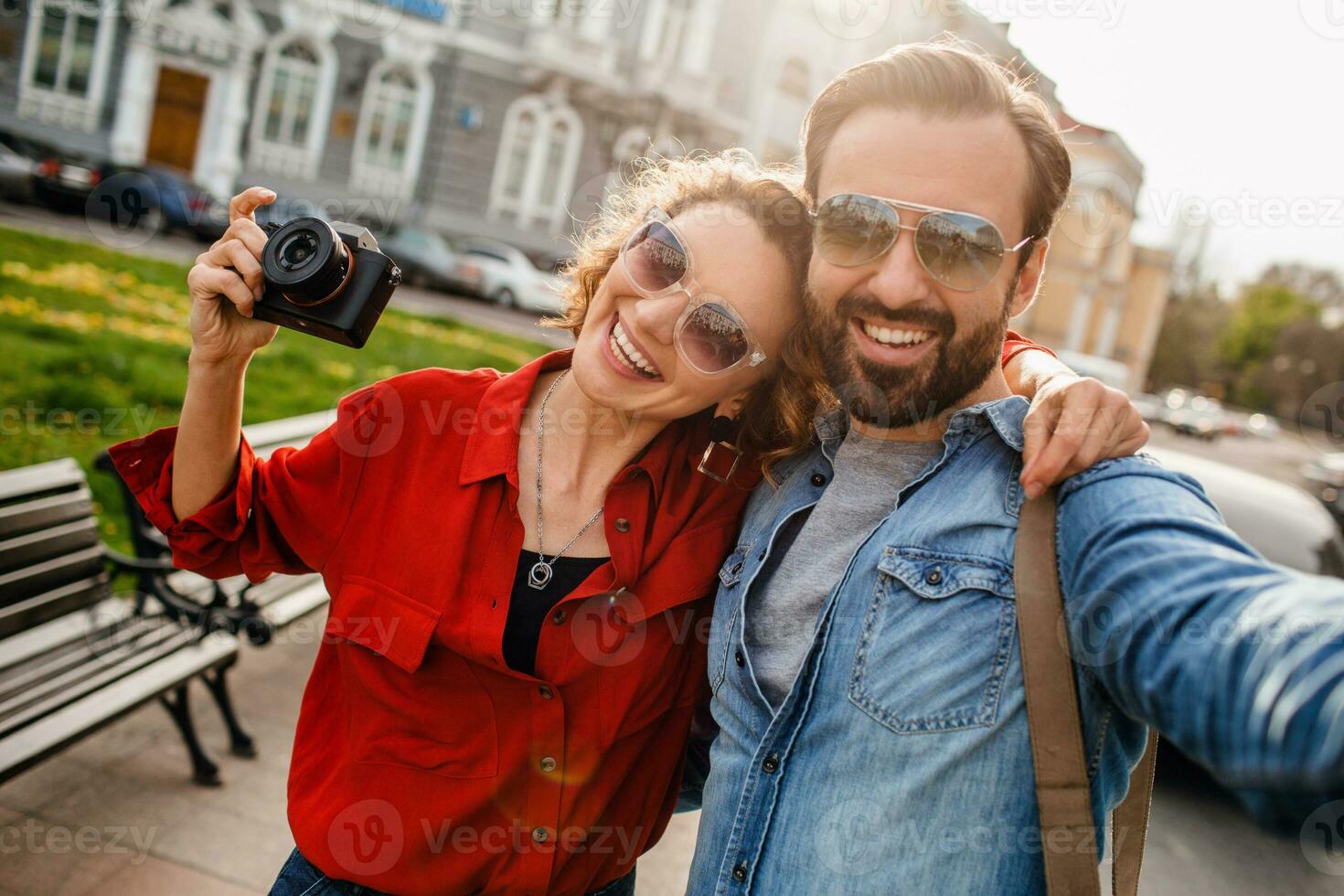 Mann und Frau auf romantisch Ferien Gehen zusammen foto