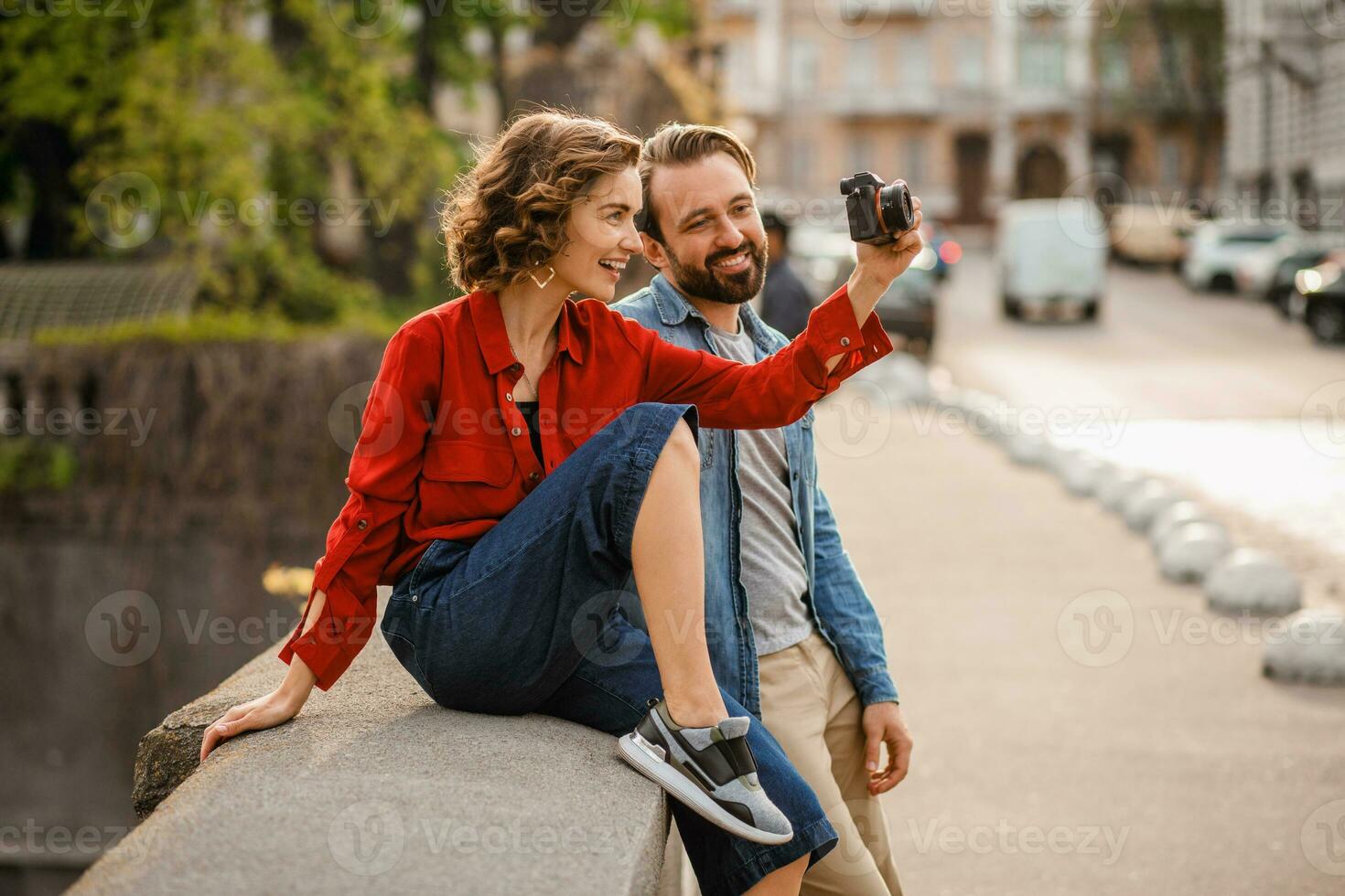 Mann und Frau auf romantisch Ferien Gehen zusammen foto