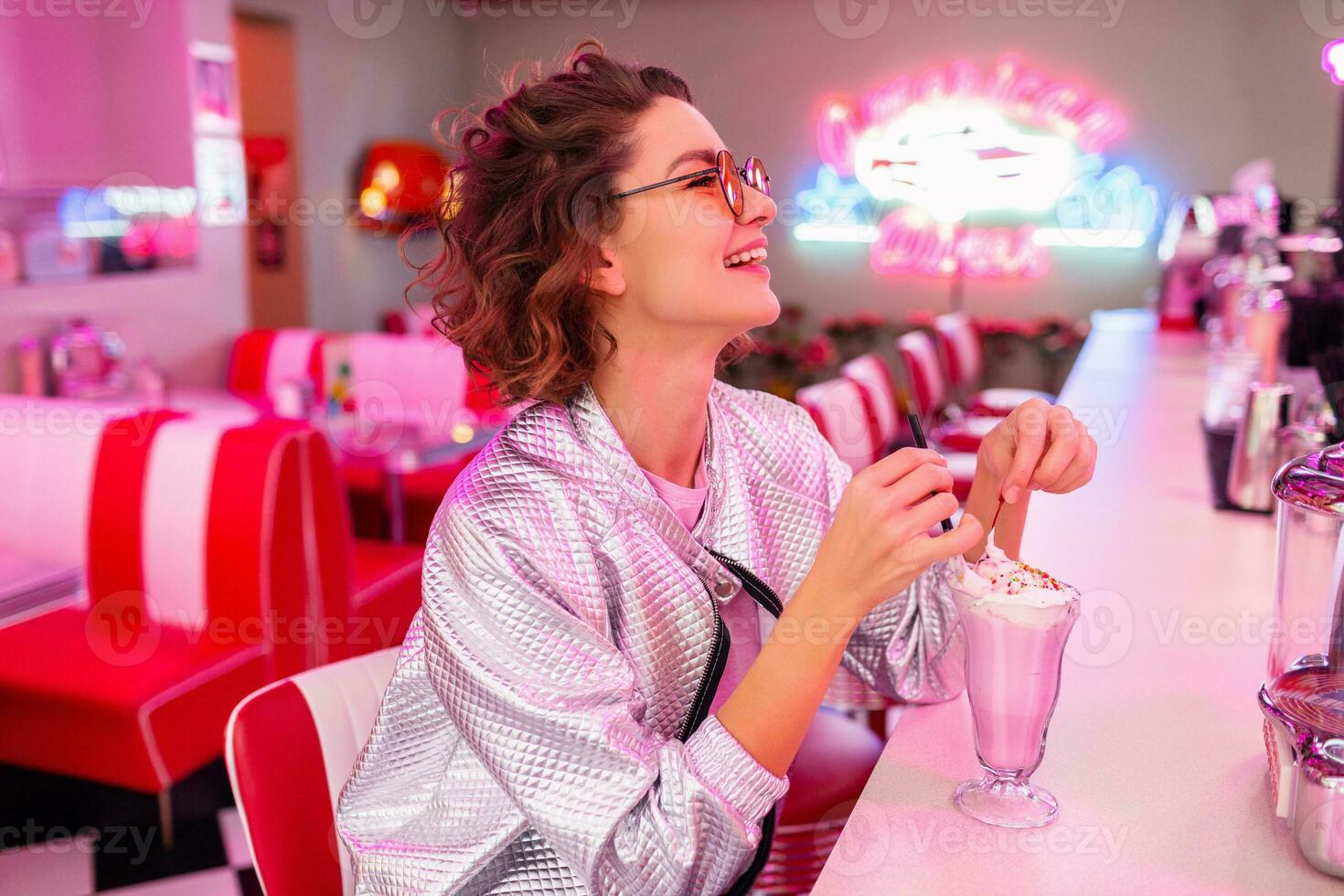 stilvoll lächelnd Frau im retro Jahrgang Cafe foto
