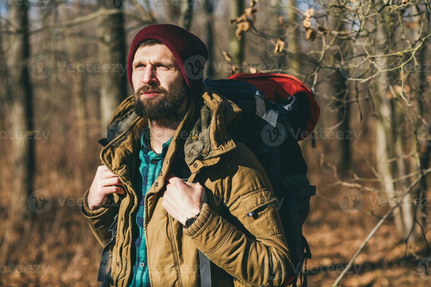 jung Hipster Mann Reisen mit Rucksack im Frühling Herbst Wald foto