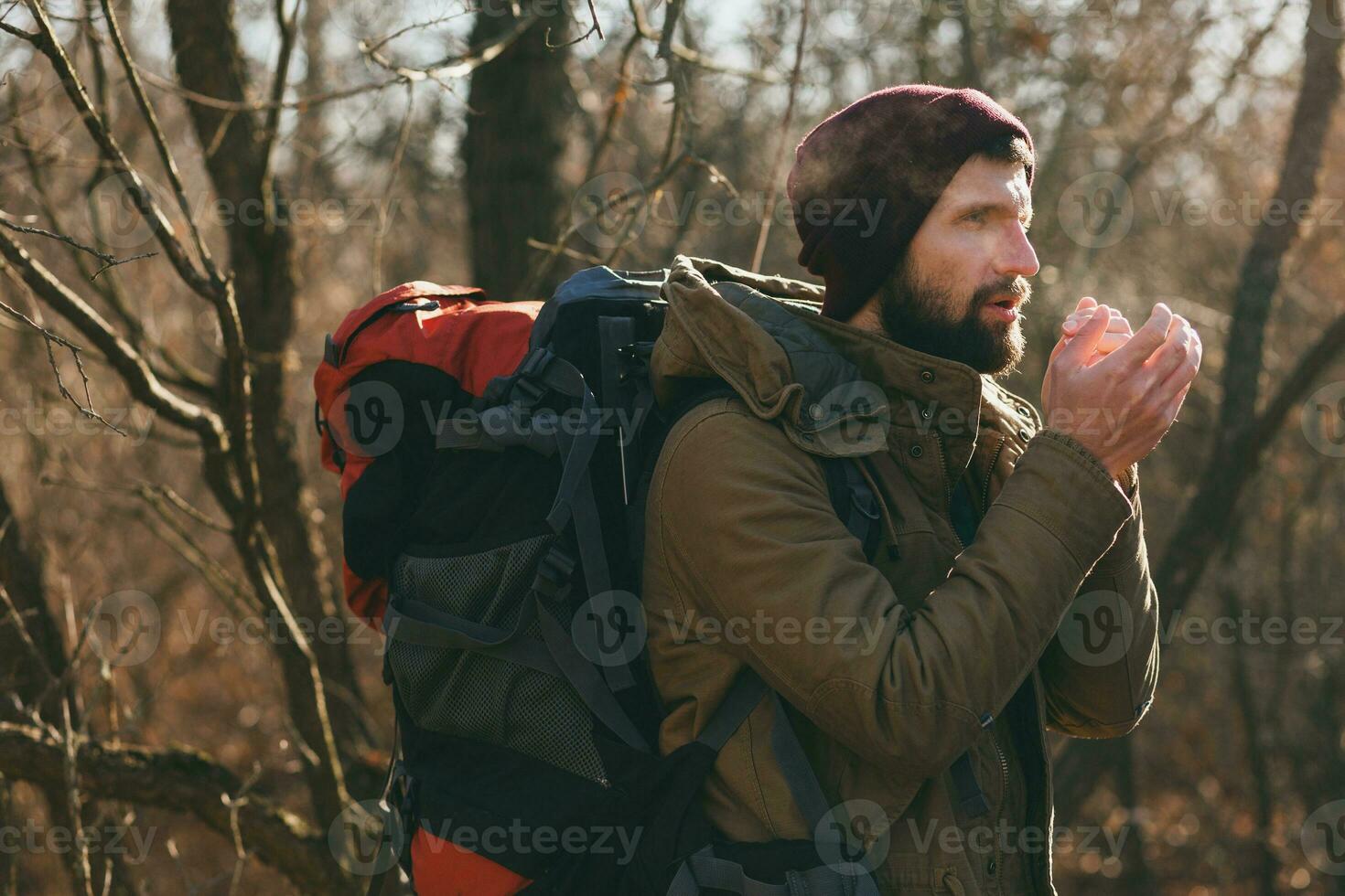 jung Hipster Mann Reisen mit Rucksack im Frühling Herbst Wald foto