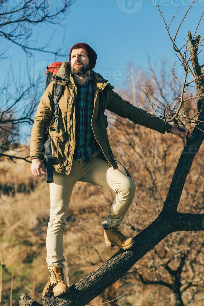 jung Hipster Mann Reisen mit Rucksack im kalt Jahreszeit foto