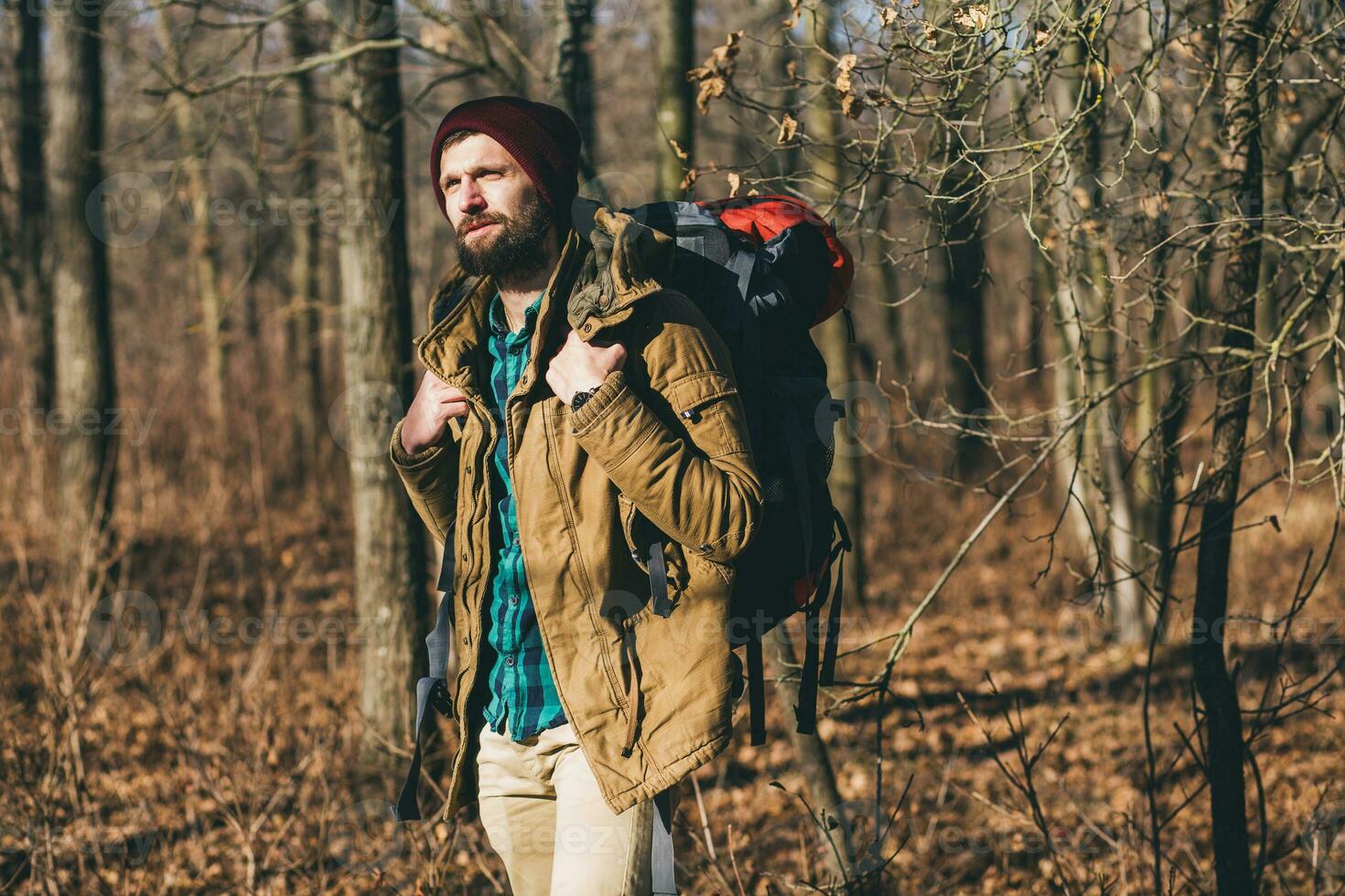 jung Hipster Mann Reisen mit Rucksack im Frühling Herbst Wald foto