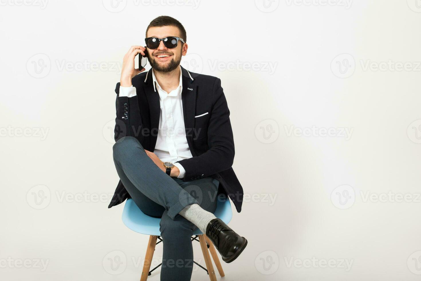 jung gut aussehend stilvoll Hipster Mann im schwarz Jacke Arbeiten beim Büro Tisch, Geschäft Stil foto