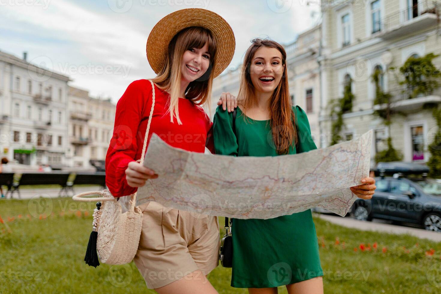 stilvoll jung Frauen Reisen zusammen Sommer- Mode Stil foto