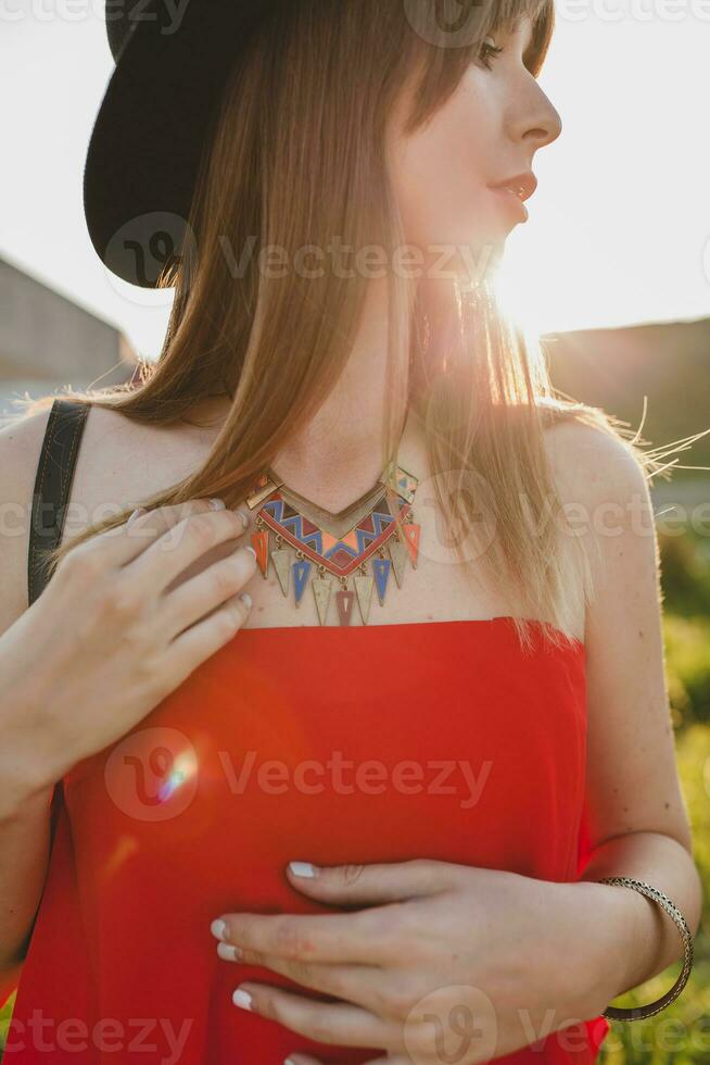 jung Frau im Natur, Bohemien Outfit, rot Kleid, Sommer, stilvoll Zubehör foto