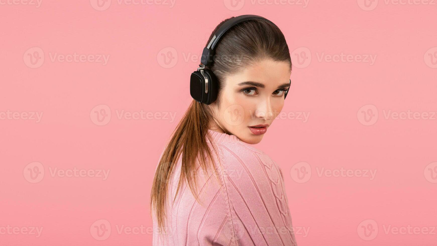 jung Frau Hören zu Musik- im Kopfhörer foto