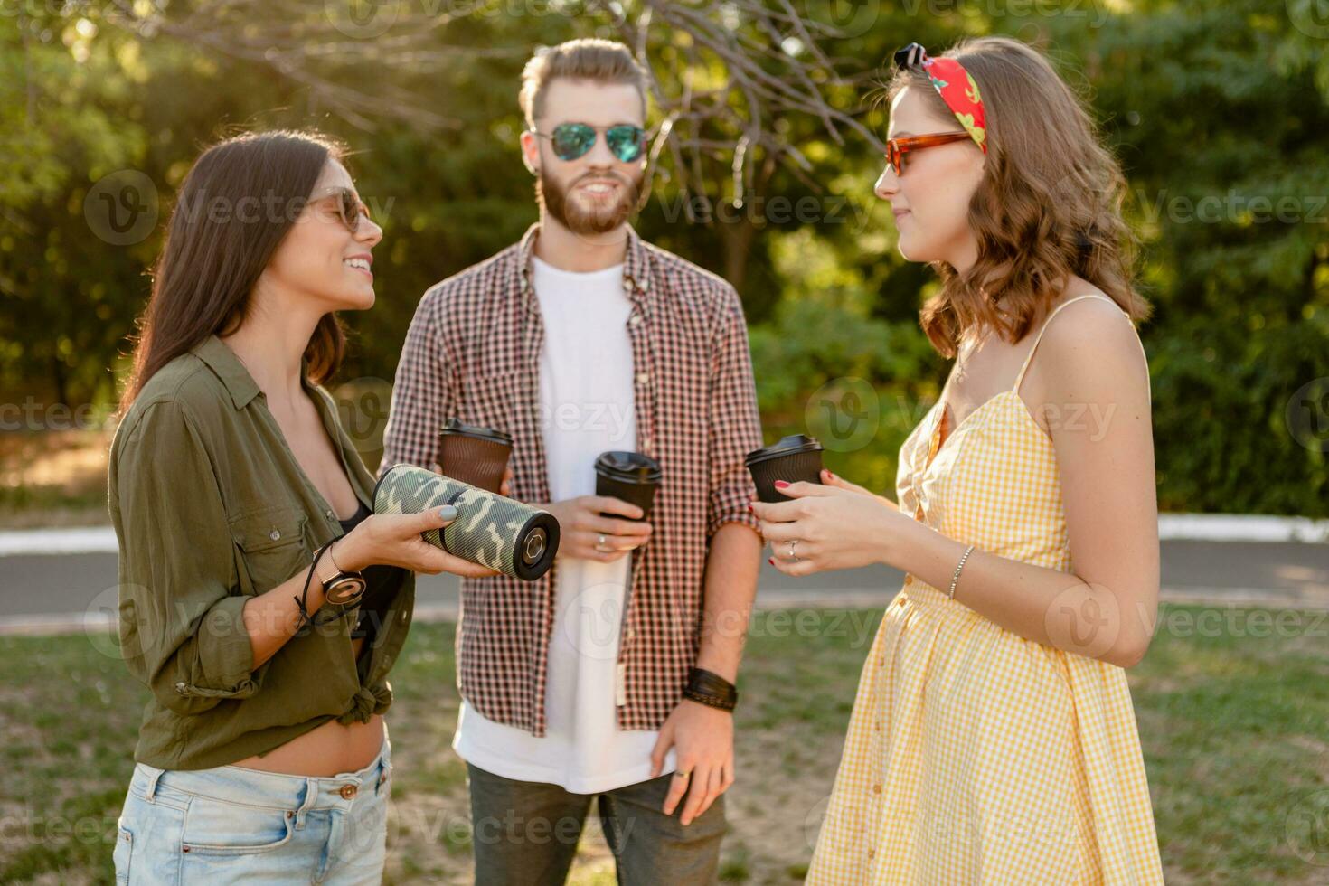 Unternehmen von freunde haben Spaß zusammen im Park Hören zu Musik- foto