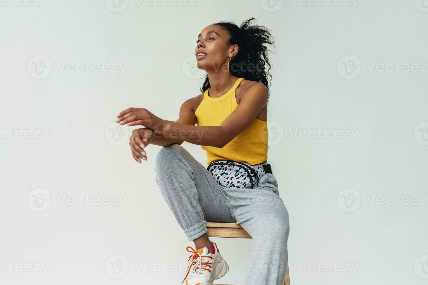attraktiv schwarz afrikanisch amerikanisch Frau posieren im stilvoll Hipster Outfit auf Weiß Hintergrund foto