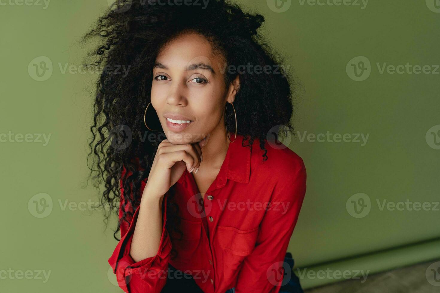 attraktiv schwarz afrikanisch amerikanisch Frau im stilvoll Outfit auf Grün Studio Hintergrund foto