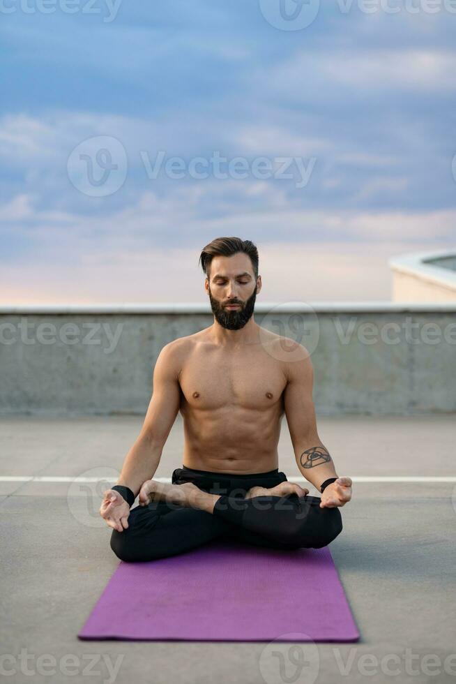 attraktiv gutaussehend Mann mit sportlich stark Körper tun Morgen Yoga dzen Meditation foto