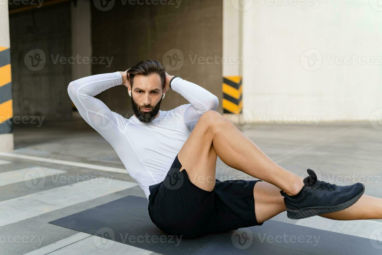 sportlich stark gutaussehend Mann auf Morgen Fitness trainieren Übung foto