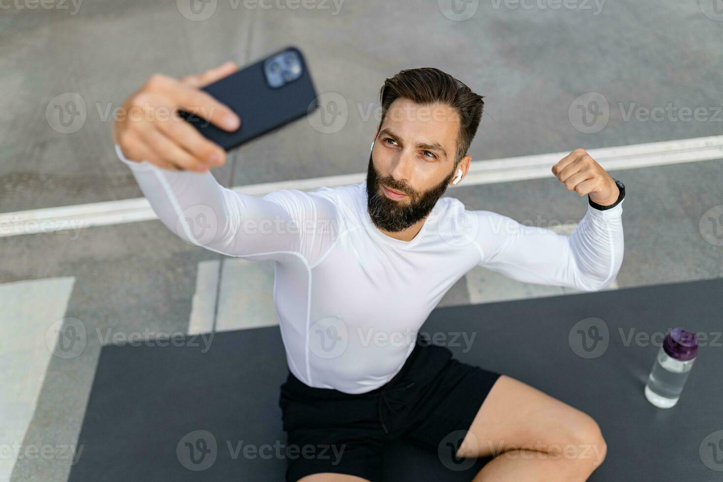 sportlich stark gutaussehend Mann auf Morgen Fitness trainieren Übung foto