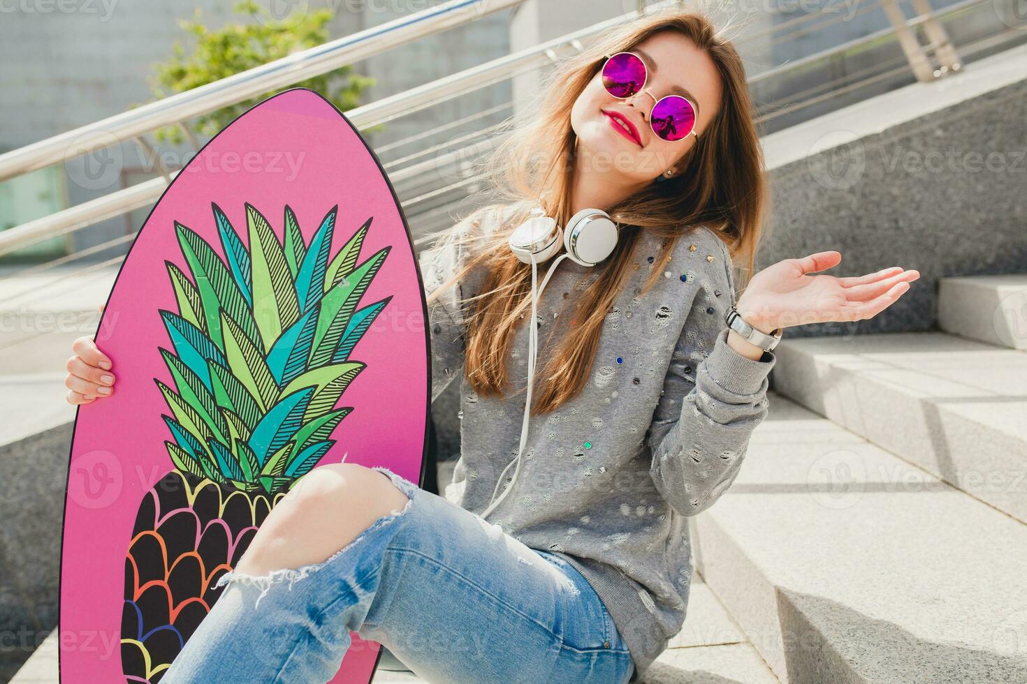 jung Hipster Frau im Straße mit Balance Tafel tragen Sweatshirt und Jeans foto