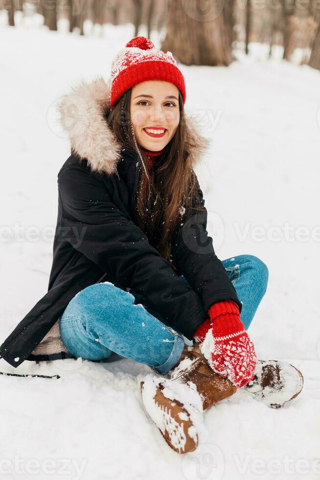 lächelnd Frau haben Spaß im Winter Park foto