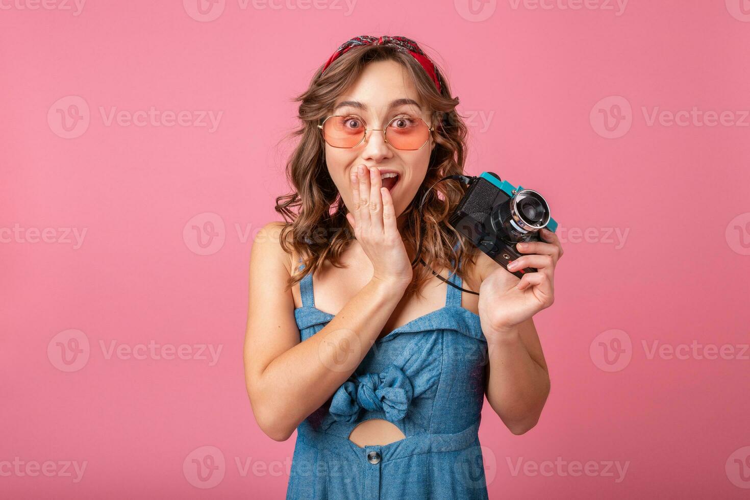 attraktiv lächelnd glücklich Frau posieren mit Jahrgang Foto Kamera