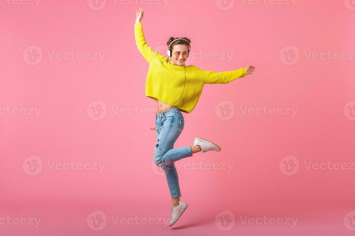 attraktiv Frau im heiter verlassen Stimmung Hören zu Musik- im Kopfhörer foto