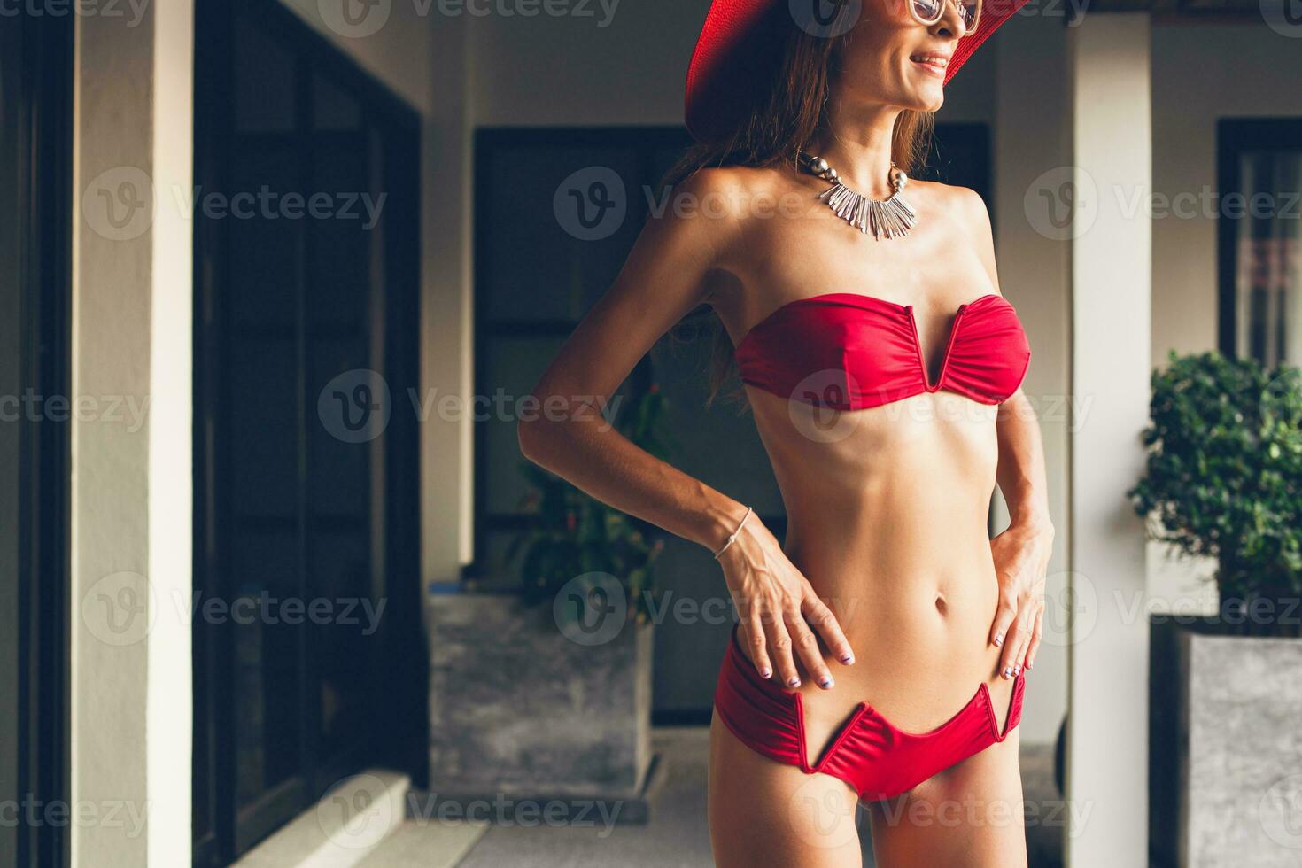 jung Frau mit schön schlank Körper tragen rot Bikini Badeanzug foto