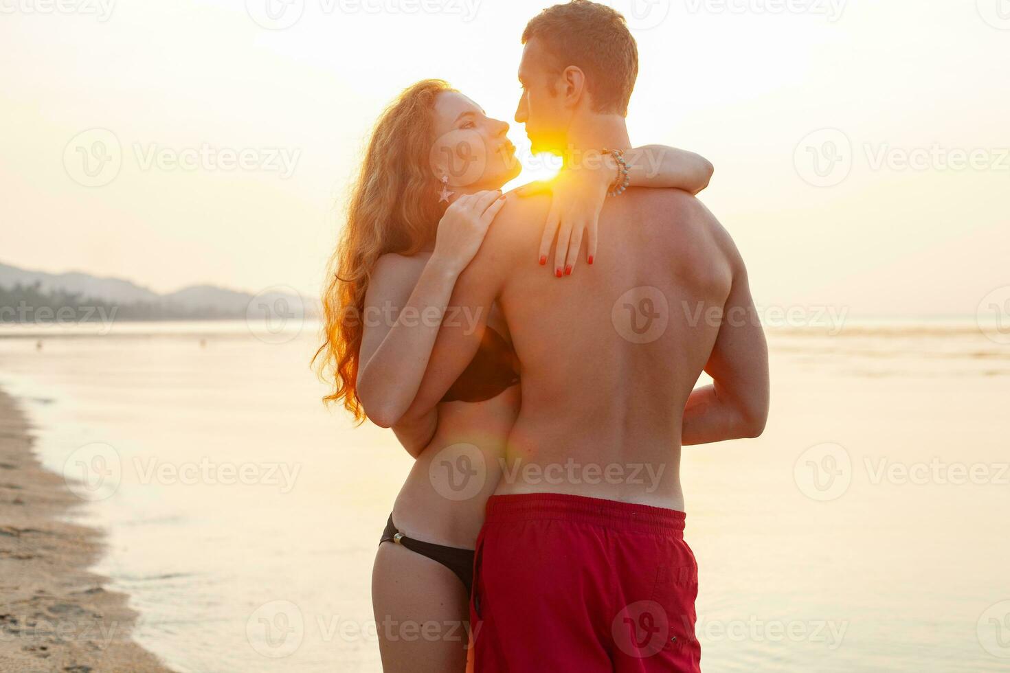 jung sexy romantisch Paar im Liebe glücklich auf Sommer- Strand zusammen haben Spaß tragen schwimmen Anzüge foto