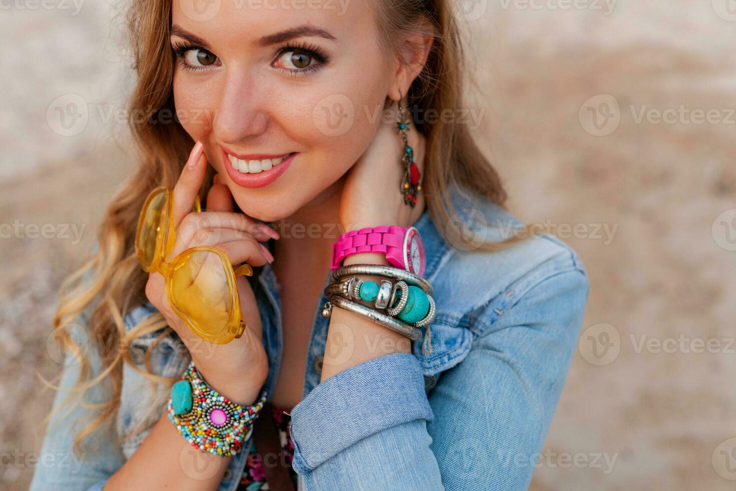 stilvoll Frau im Ferien auf Strand im bunt Gelb sonnenlos lächelnd glücklich Zubehör Schmuck foto