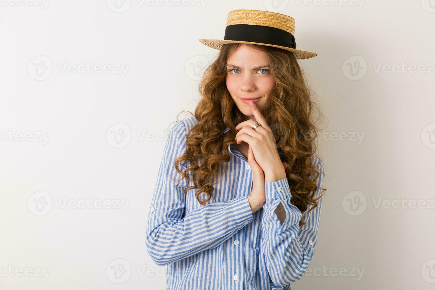 Porträt von jung ziemlich Frau mit Stroh Hut Jeans Blau Baumwolle Hemd foto