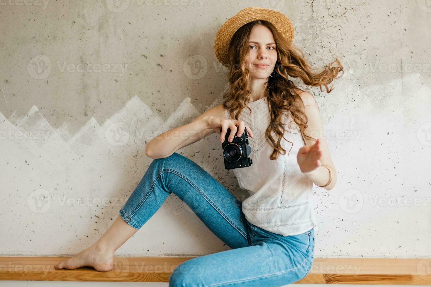 jung ziemlich Frau im Sommer- Ferien Stil Outfit halten Jahrgang Foto Kamera