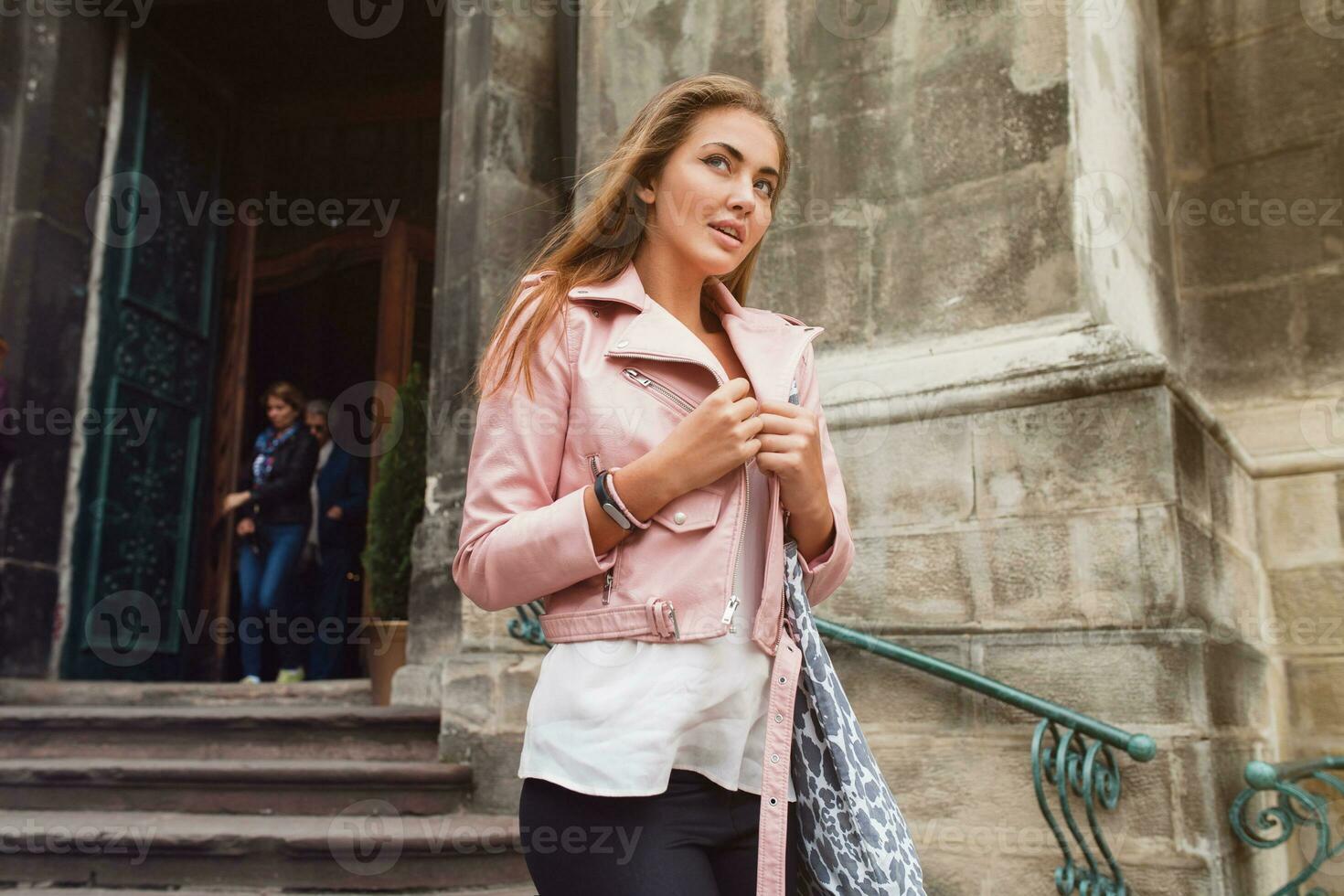 jung schön Frau Reisen im Europa, Sommer- Urlaub, Leder Rosa Jacke, glam Felsen Stil, flirtend, Stadt Straße Stil foto