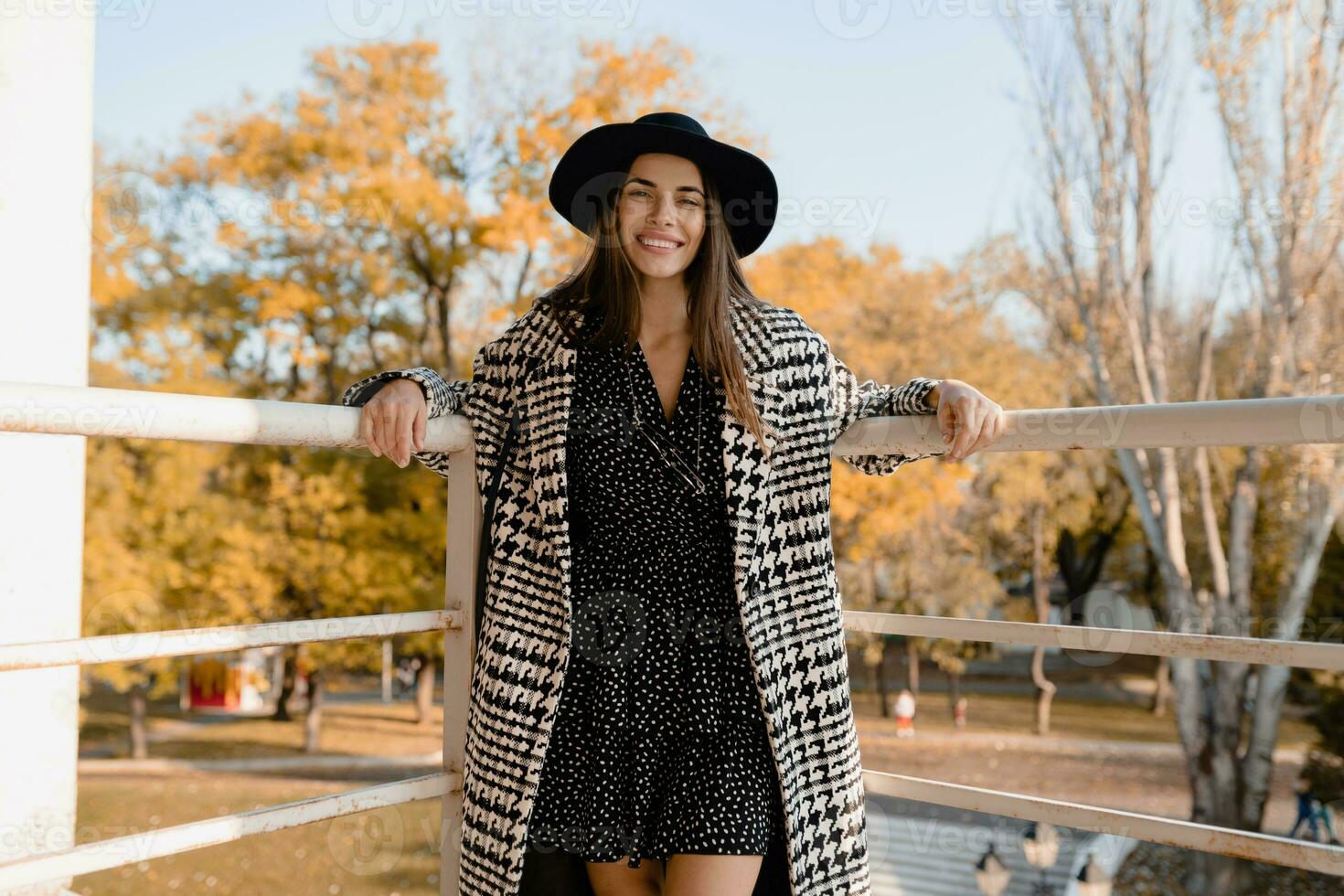 attraktiv jung Frau Gehen im Herbst tragen Mantel foto