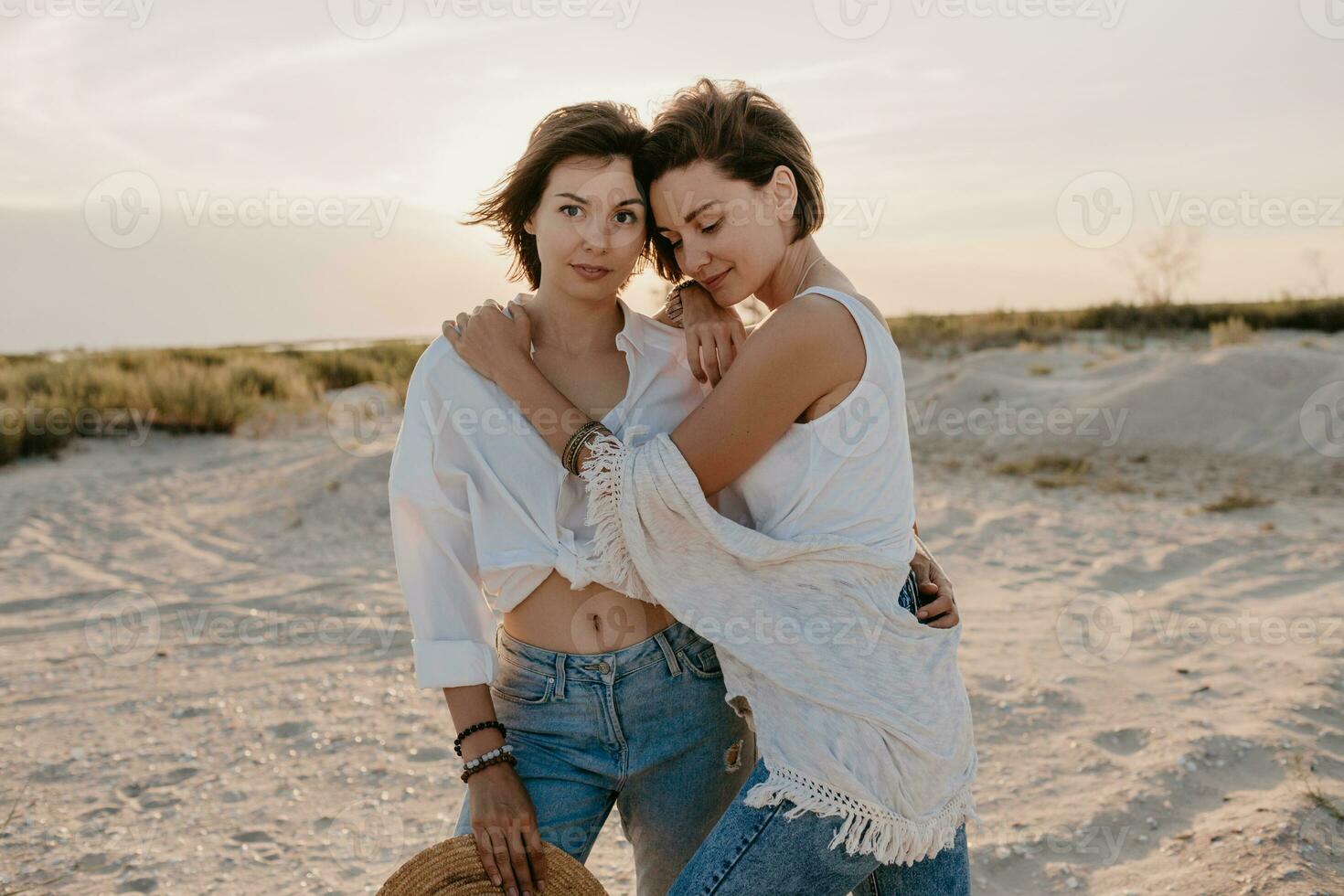 zwei jung Frauen haben Spaß auf das Sonnenuntergang Strand foto