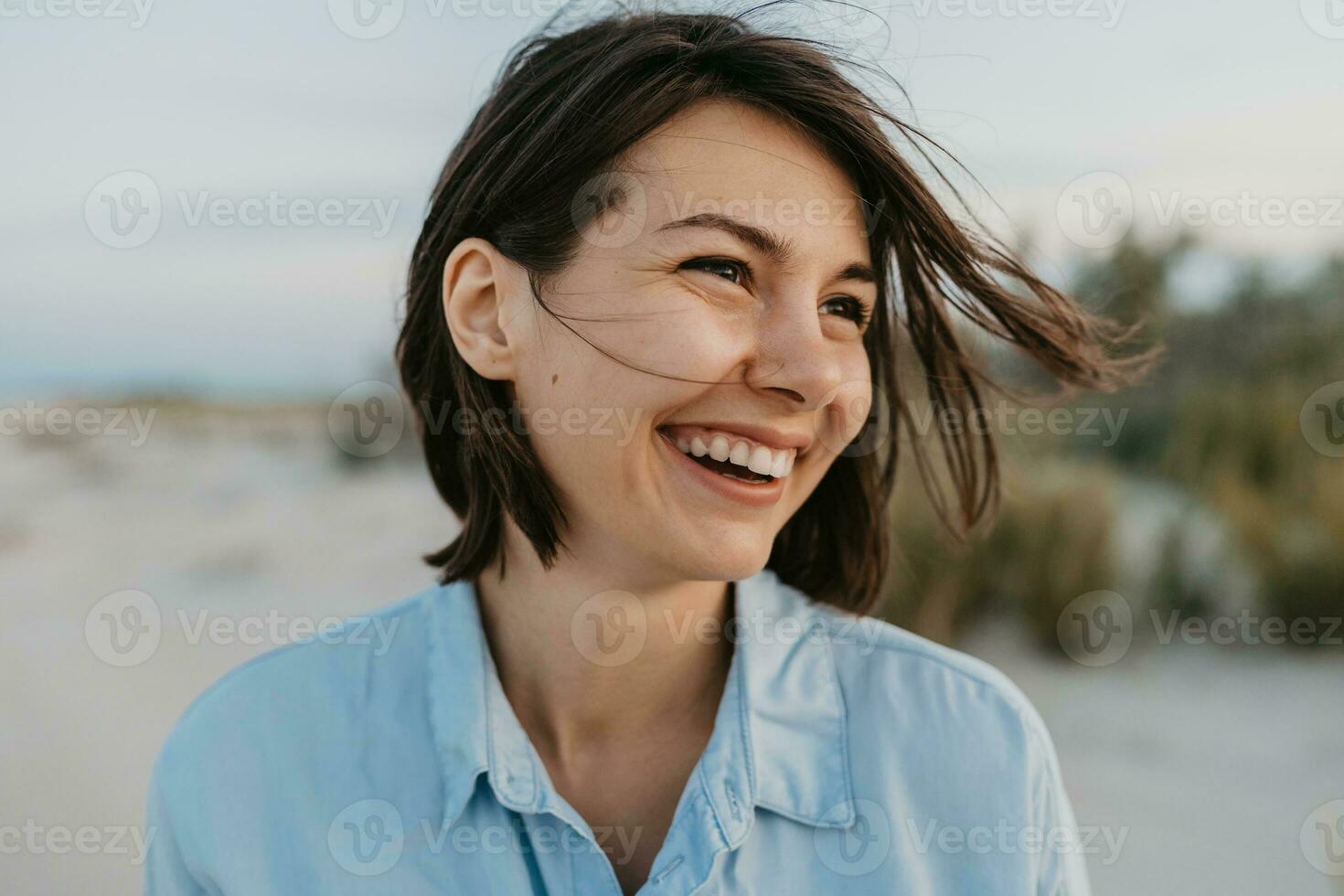 lächelnd Porträt von offen Lachen Frau foto