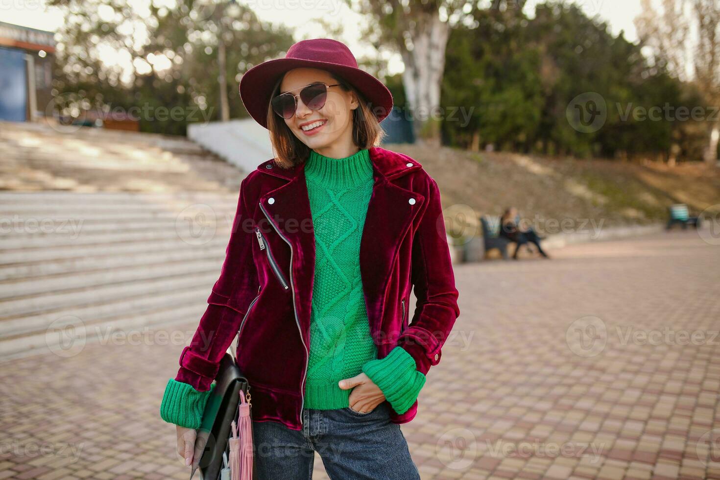 attraktiv Frau im Herbst Stil modisch Outfit Gehen im Straße foto