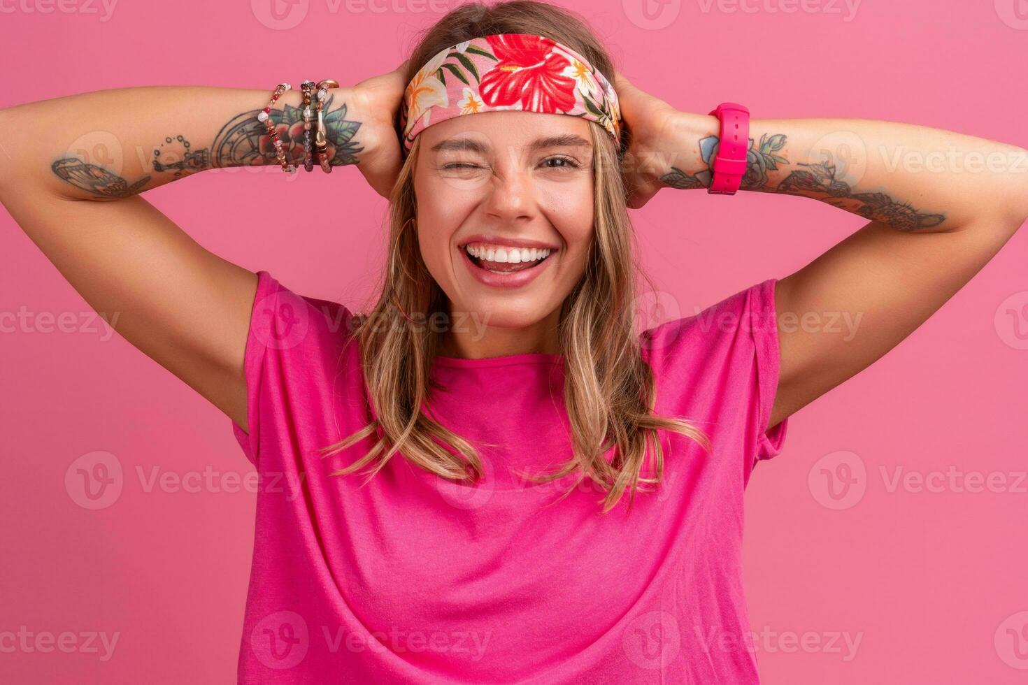 ziemlich süß lächelnd Frau im Rosa Hemd Boho Hippie Stil Zubehör lächelnd foto