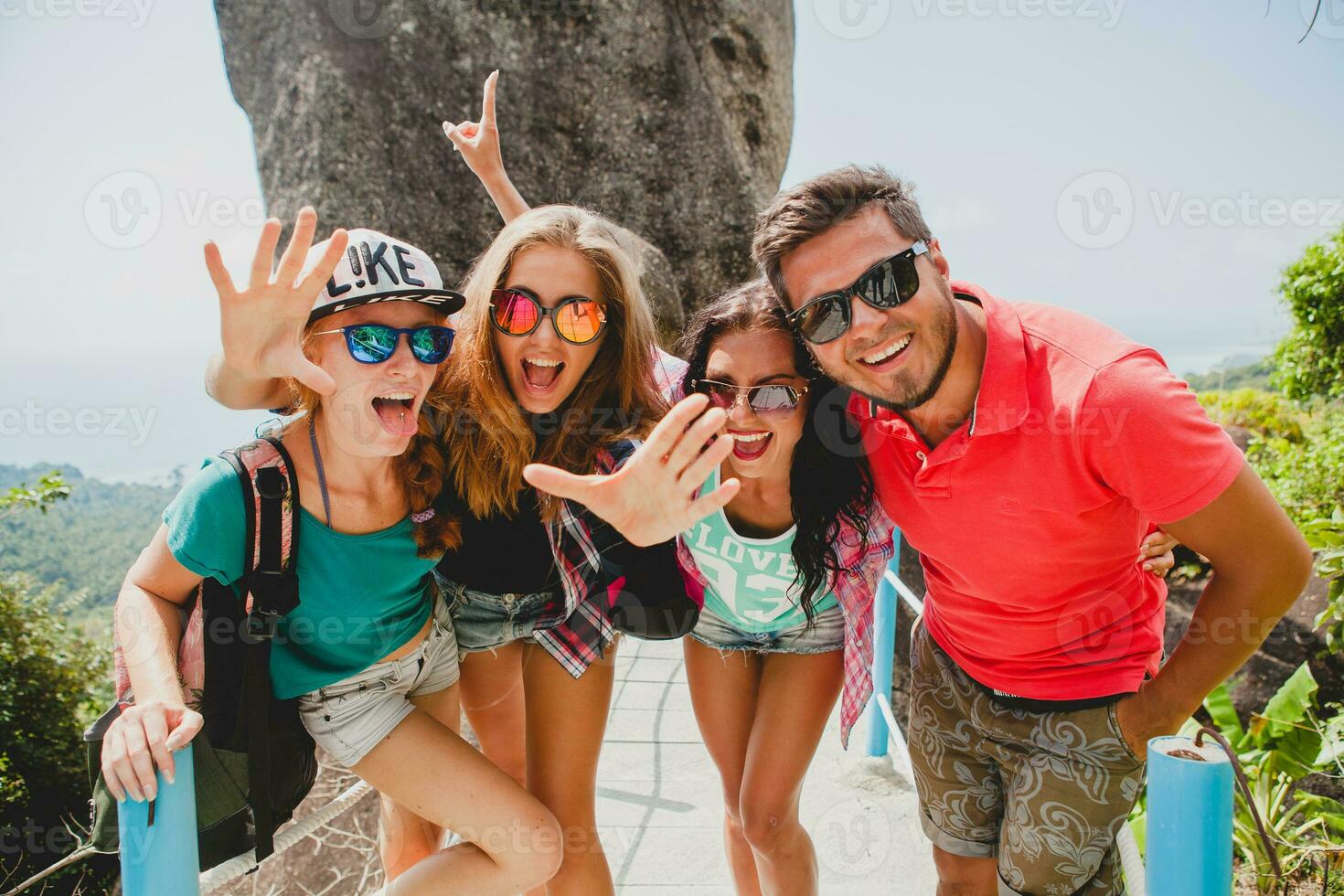 glücklich Hipster Unternehmen von freunde Reisen um Welt foto