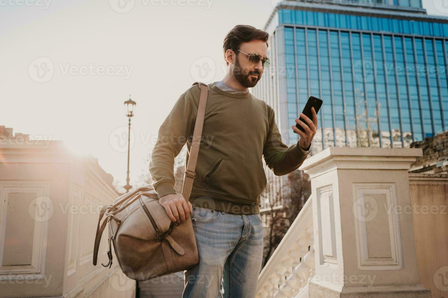 Hipster Mann Gehen im Straße mit Tasche foto