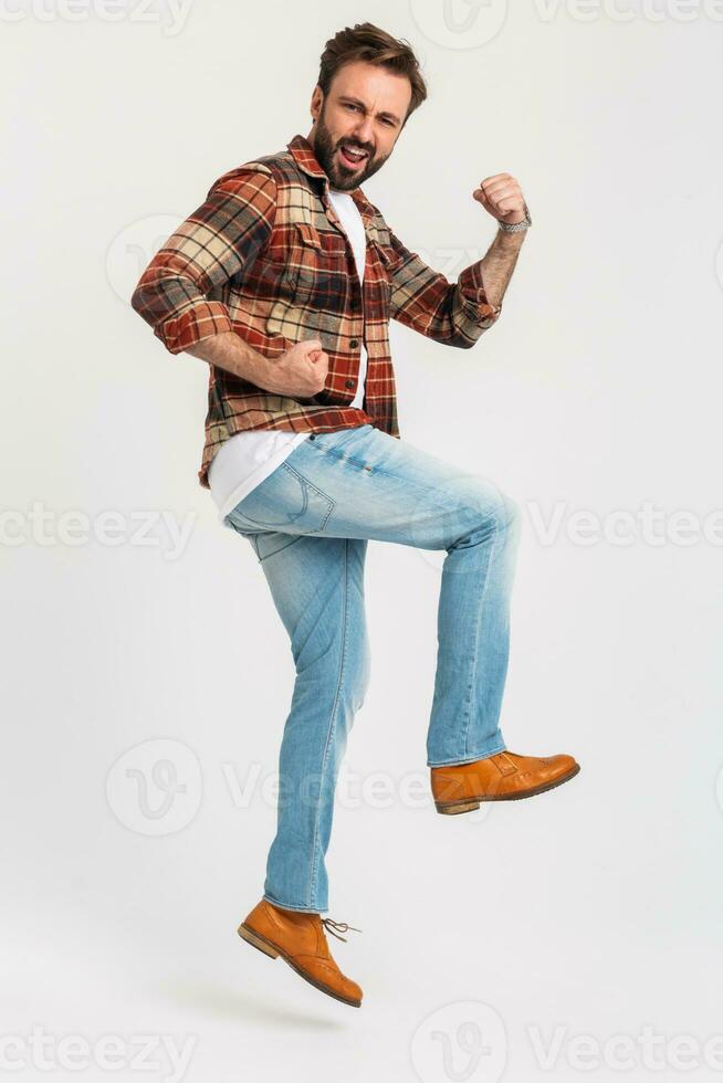 gut aussehend bärtig Mann im Hipster Outfit gekleidet im Jeans und kariert Hemd foto