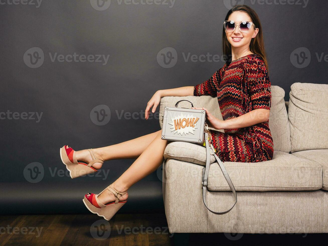 Frau posieren mit stilvoll Schuhwerk Sommer- Mode und Tasche foto