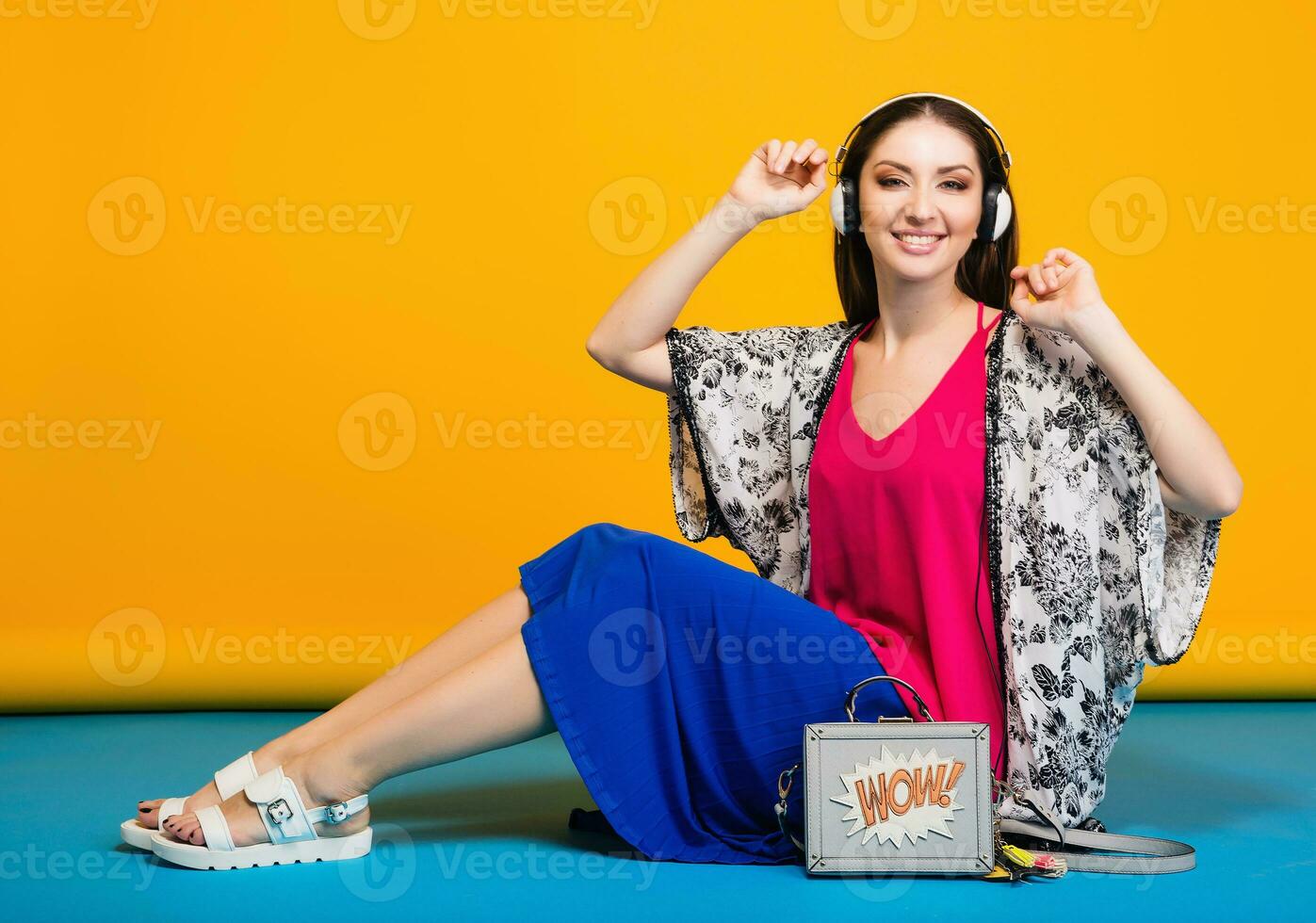 Frau posieren mit stilvoll Schuhwerk Sommer- Mode und Tasche foto