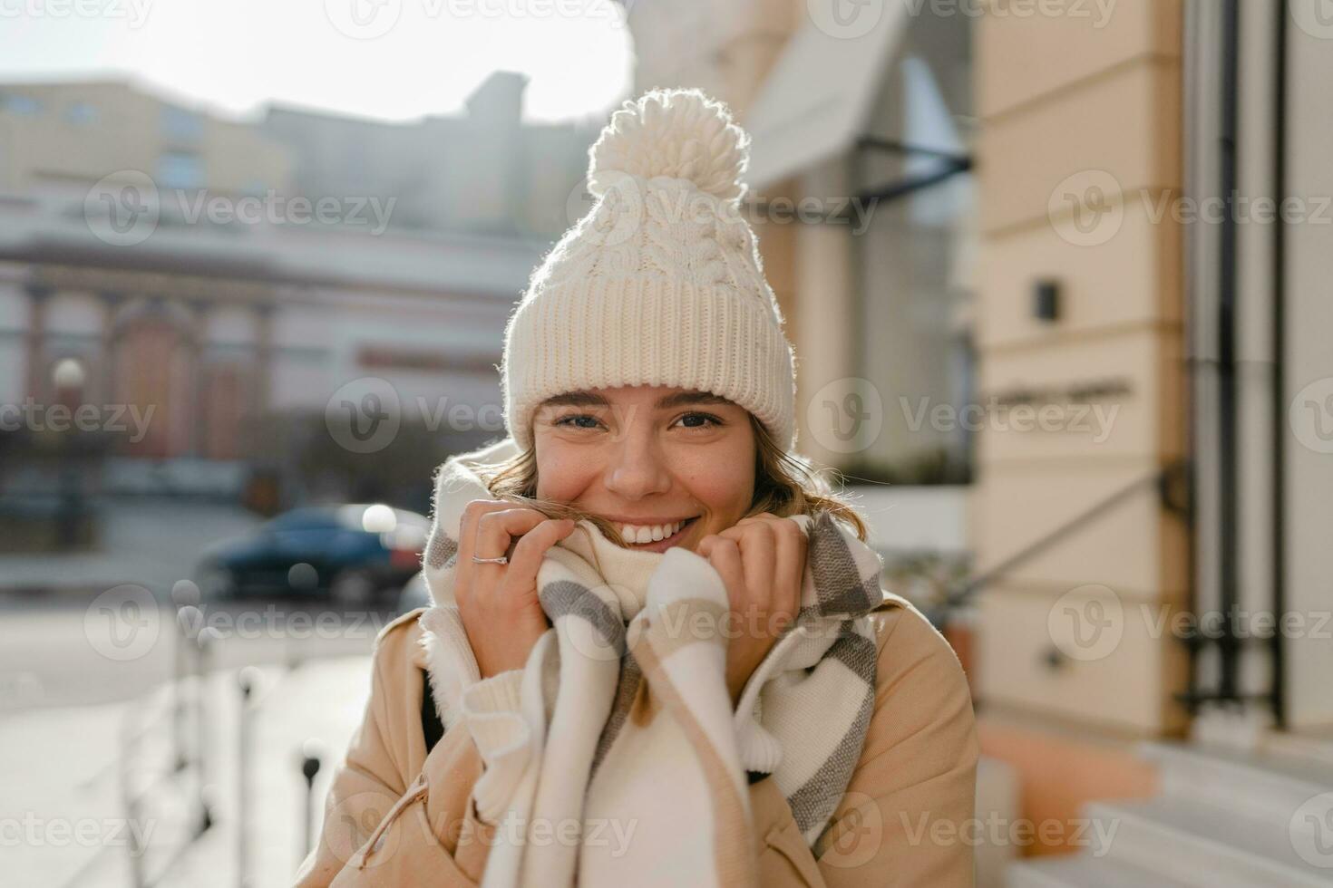 stilvoll Frau Gehen im Winter Straße foto