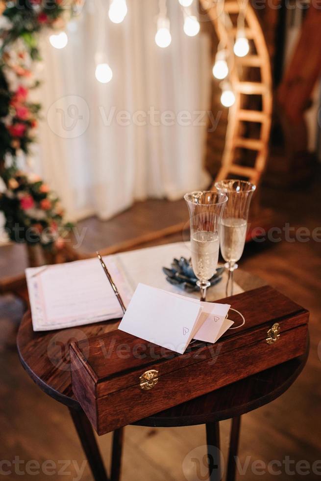 Hochzeitsgläser für Wein und Champagner foto