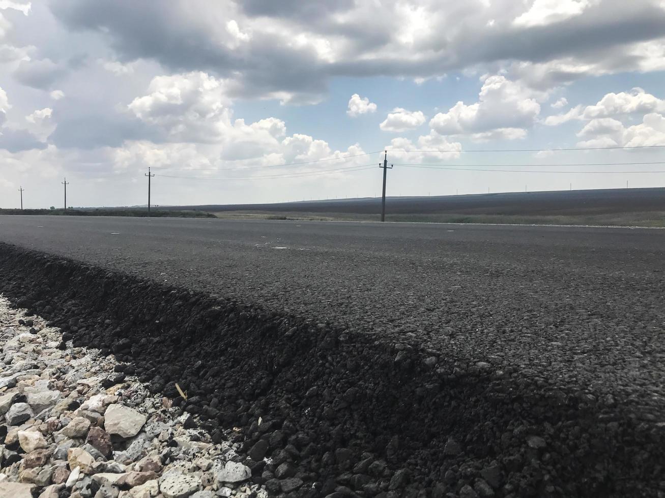 neuer Asphalt auf einer Autobahn. Seitenansicht. Russland foto