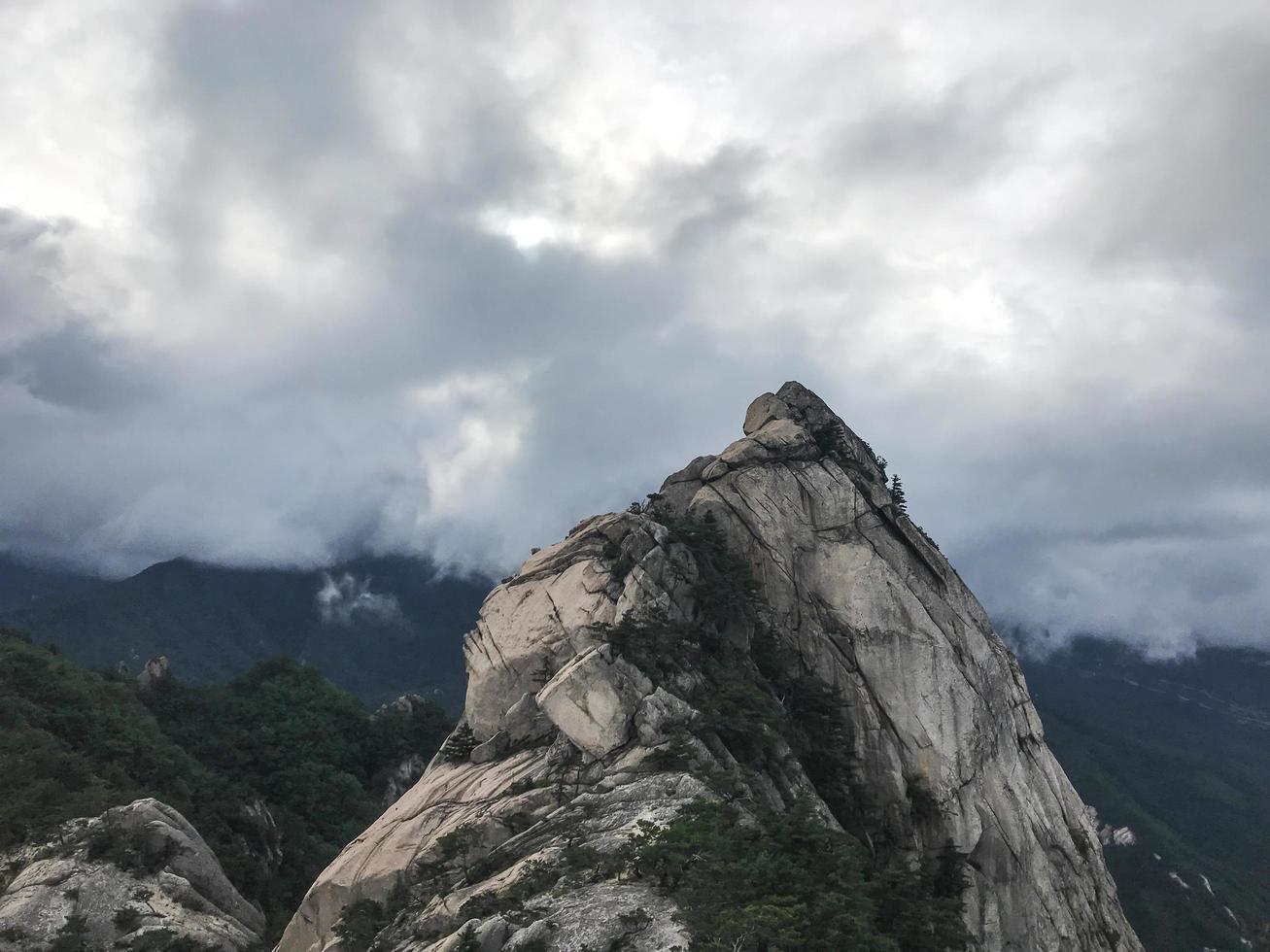 große Felsen im Seoraksan-Nationalpark, Südkorea foto