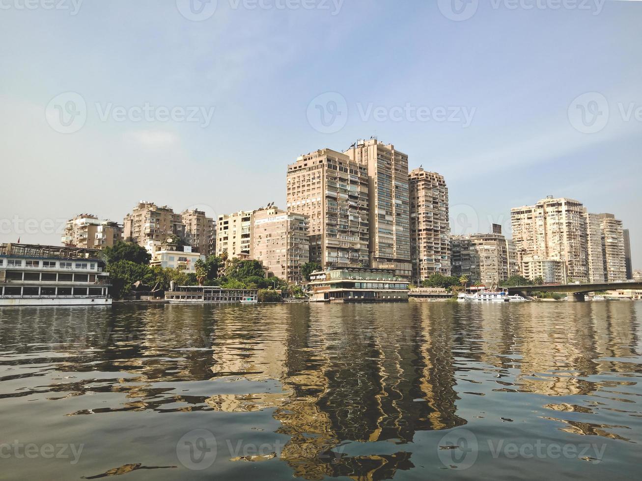 große Gebäude an der Küste des Nils. Kairo Stadt, Ägypten foto