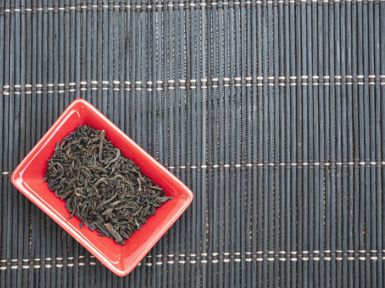 chinesischer tee im kleinen roten teller. Draufsicht von oben mit Kopienraum foto