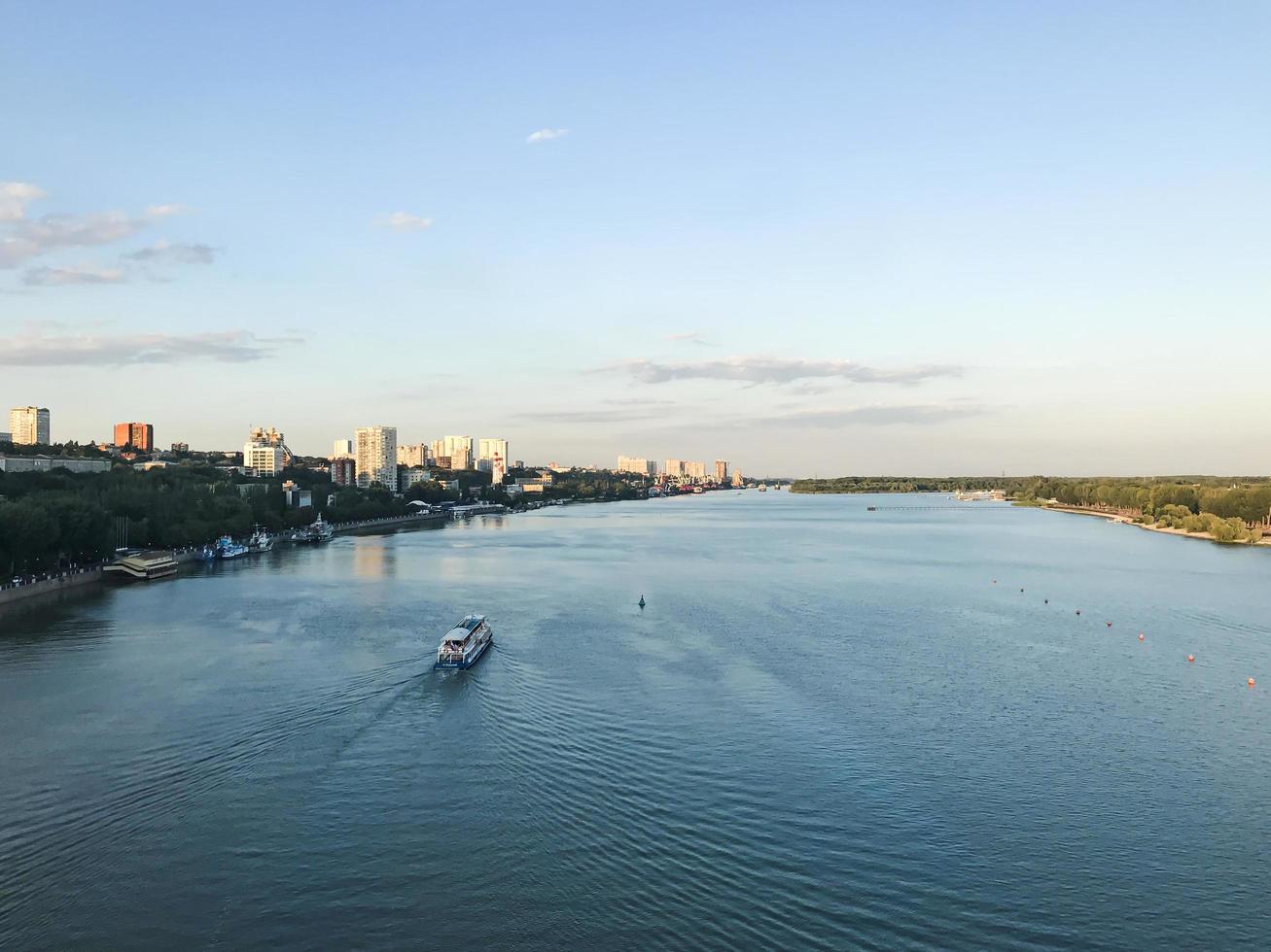 Schiff auf Don-Fluss. Rostov auf Don City, Russland foto