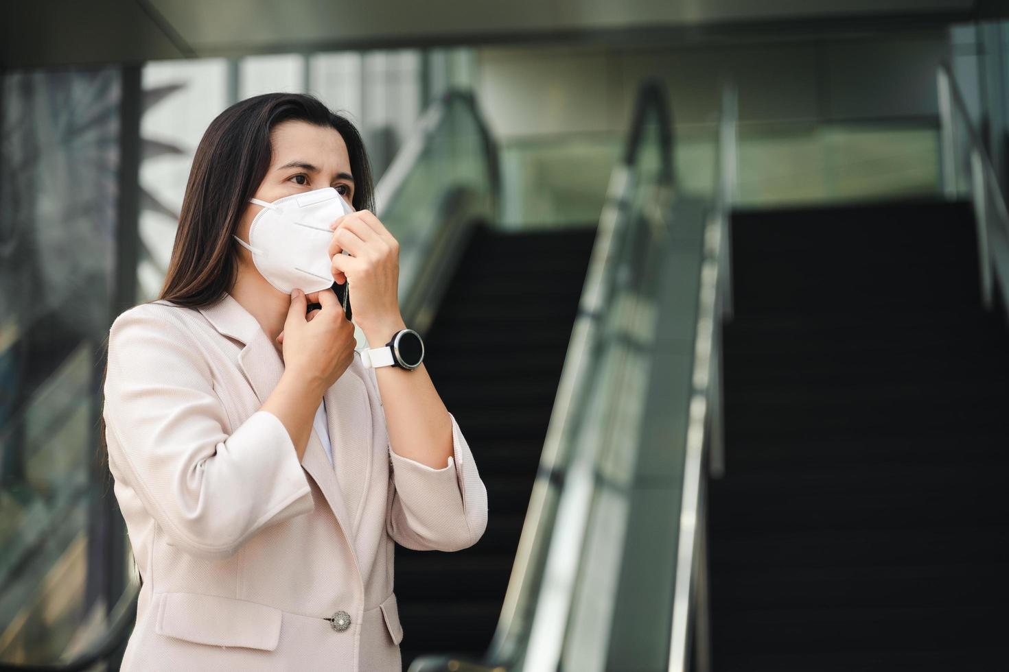 asiatische Frau, die eine n95-Maske trägt, um die Verschmutzung PM2.5 und das Virus zu schützen. Covid-19 Coronavirus und Luftverschmutzung pm2.5 Konzept. foto