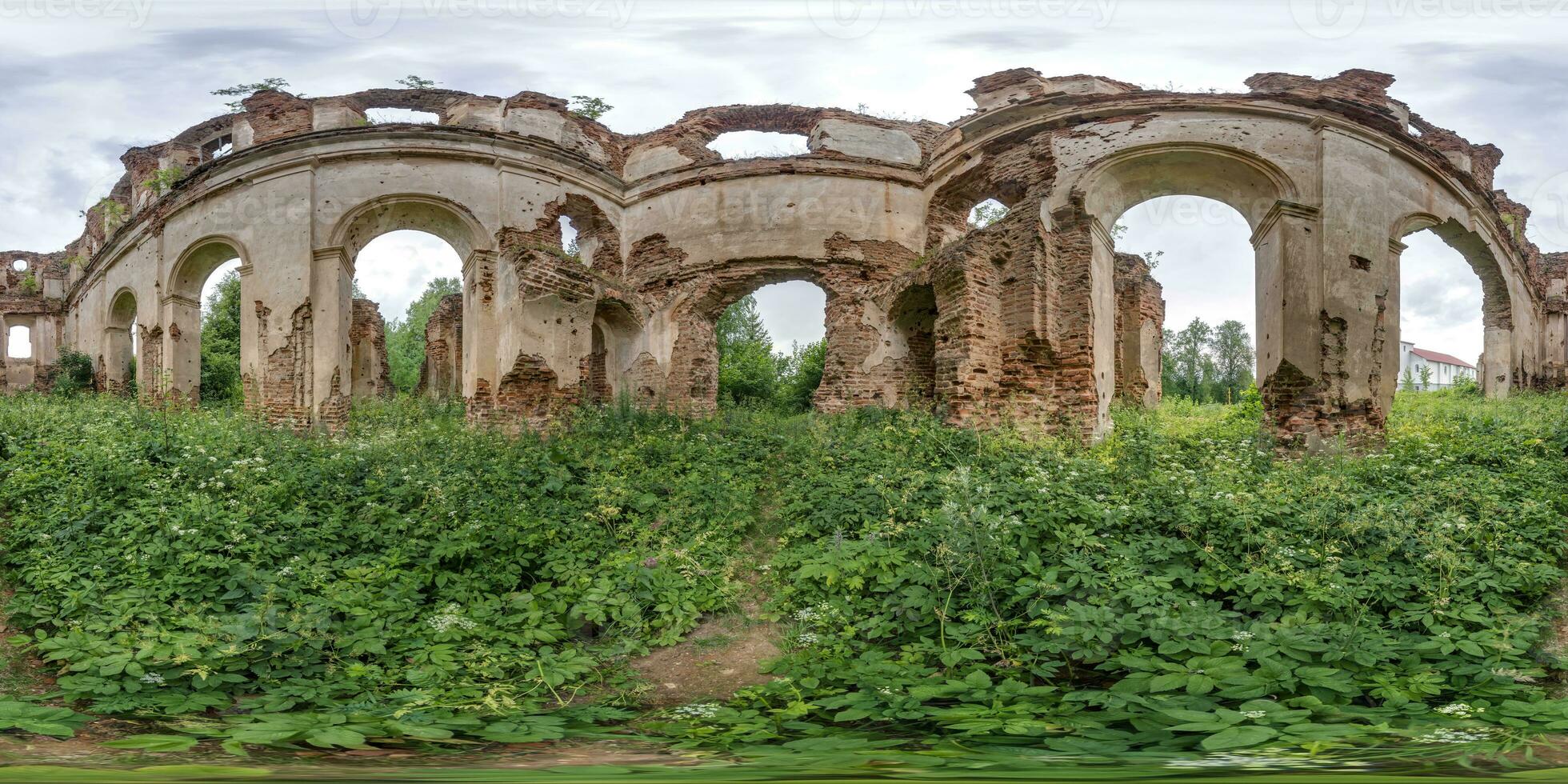 voll nahtlos kugelförmig hdri 360 Panorama Innerhalb ruiniert Kirche mit Backstein Mauer ohne Dach im gleichwinklig Projektion mit Zenit und Nadir, bereit zum vr virtuell Wirklichkeit Inhalt foto