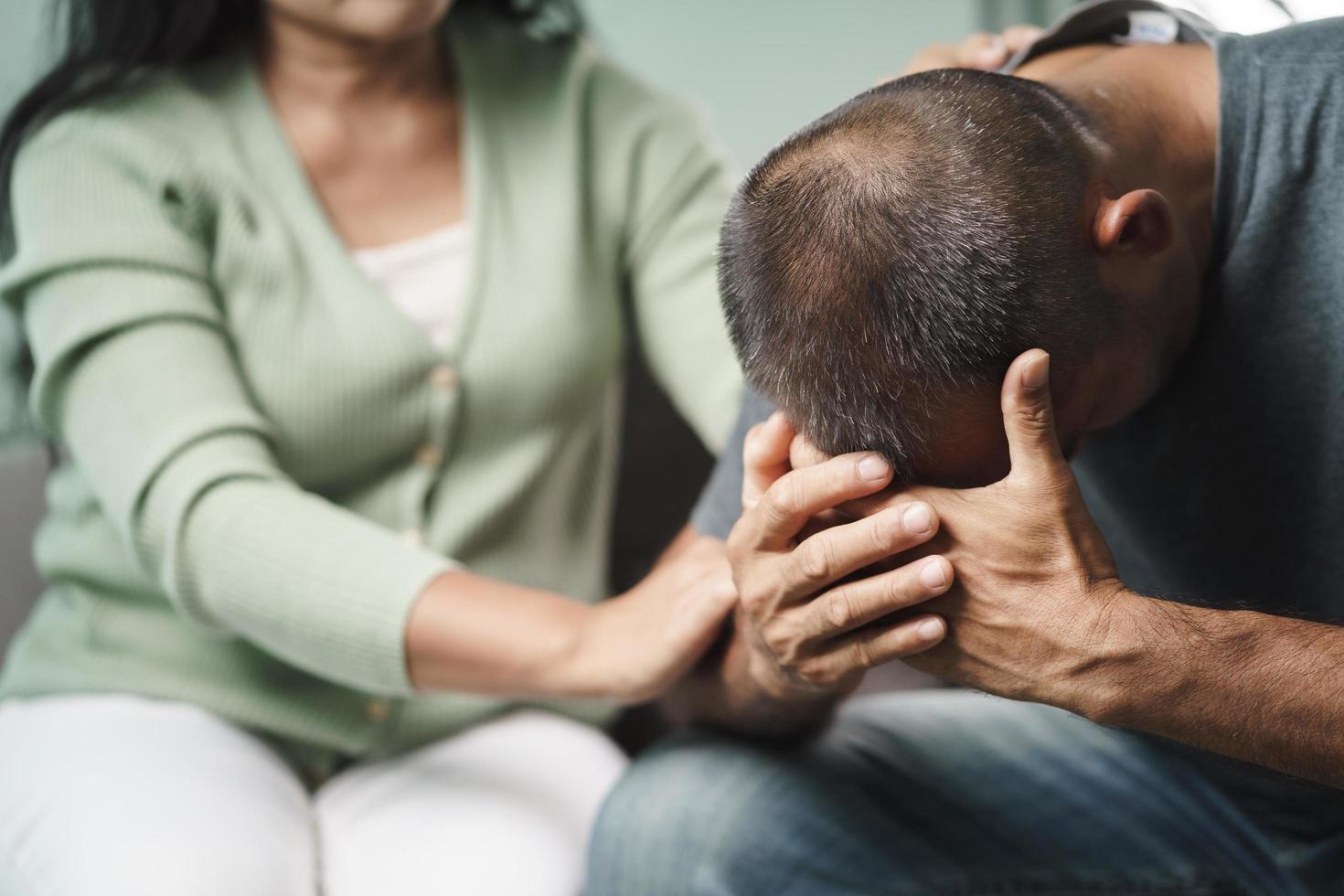 Psychologin, Freundin oder Familie, die sitzt und die Hände auf die Schulter legt, um den psychisch depressiven Mann aufzumuntern, der Psychologe bietet dem Patienten geistige Hilfe. ptsd Konzept der psychischen Gesundheit foto